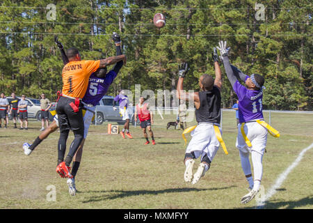 Soldaten aus der 3. Staffel, 17 Cavalry Regiment, 3 Combat Aviation Brigade Sprung für die Kugel während der Marne Woche Meisterschaft Flag football Spiel auf Fort Stewart November 17. (U.S. Armee Foto von Sgt. William Begley) Stockfoto