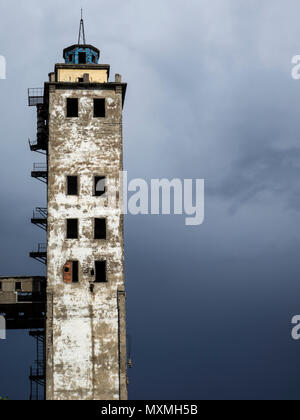 Das Gebäude einer verlassenen Scheune gegen den Himmel. Kharkov, Ukraine Stockfoto