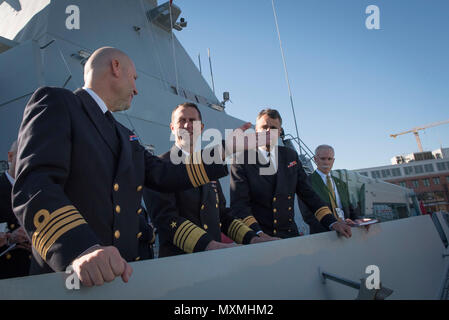 161118-N-ES 994-184 BALTIMORE (Nov. 18, 2016) Chef der Naval Operations (CNO) Adm. John Richardson besucht HDMS Peter Willemoes (F 362) der Royal Danish Navy und traf mit seinem dänischen Amtskollegen hinten Adm. Frank Trojahn, Leiter des militärischen Personals. Richardson überprüft Möglichkeiten des neuen Fregatte und diskutiert Möglichkeiten für eine engere Zusammenarbeit und Partnerschaften. (U.S. Marine Foto von Chief Petty Officer Elliott Fabrizio/Freigegeben) Stockfoto