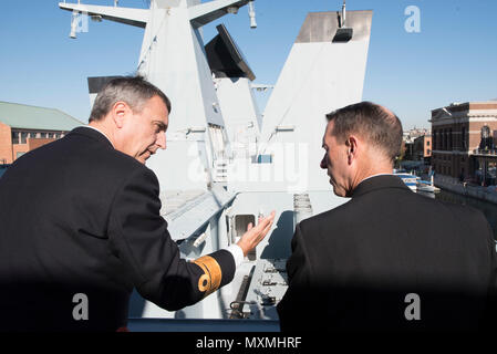 161118-N-ES 994-178 BALTIMORE (Nov. 18, 2016) Chef der Naval Operations (CNO) Adm. John Richardson besucht HDMS Peter Willemoes (F 362) der Royal Danish Navy und traf mit seinem dänischen Amtskollegen hinten Adm. Frank Trojahn, Leiter des militärischen Personals. Richardson überprüft Möglichkeiten des neuen Fregatte und diskutiert Möglichkeiten für eine engere Zusammenarbeit und Partnerschaften. (U.S. Marine Foto von Chief Petty Officer Elliott Fabrizio/Freigegeben) Stockfoto