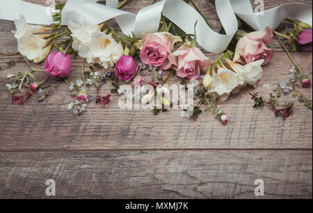 Kreative Muster aus bunten Frühling Blumen mit kopieren. Minimalistischer Stil. Flach. Stockfoto