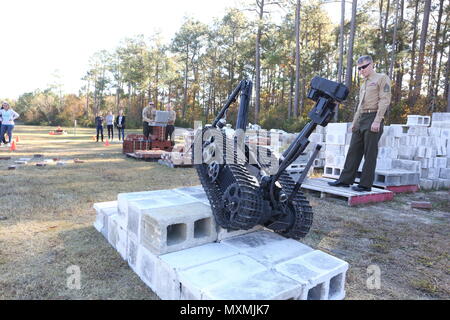 Staff Sgt. Justin S. Bryant zeigt eine hohe Schule Robotik Team, das die MK-2 Talon Roboter über Objekte, die während einer Demonstration am Swansboro High School in Swansboro, N.C., Nov. 17, 2016 klettern kann. Die Marines kommen schon in der Schule für die letzten drei Jahre, um die Kreativität der Schüler inspirieren. Die Marines sind die Beseitigung von Explosivstoffen Techniker mit der Beseitigung von Explosivstoffen Unternehmen, 2. Marine Logistics Group. (U.S. Marine Corps Foto von Sgt. Clemente C. Garcia) Stockfoto