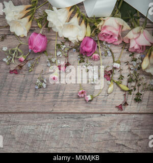 Kreative Muster aus bunten Frühling Blumen mit kopieren. Minimalistischer Stil. Flach. Stockfoto