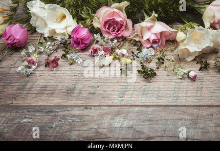 Kreative Muster aus bunten Frühling Blumen mit kopieren. Minimalistischer Stil. Flach. Stockfoto