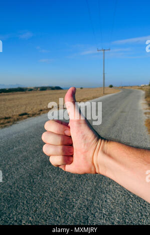 Männliche Hand per Anhalter Stockfoto