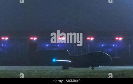 Ein RQ-4 Global Hawk auf die 69Th Aufklärung Gruppe Loslösung 1 Taxis Die flightline an Yokota Air Base, Japan, 5. Mai 2017. Die Global Hawk unterstützt US-Nachrichten-, Überwachungs- und Aufklärungssysteme Prioritäten, die operative Planung, Notfallpläne und Operationen im gesamten Pazifikraum Theater. Stockfoto