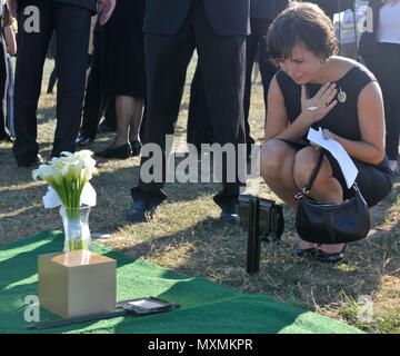 Familie und Freunde zahlen die letzte Ehre pensionierte Gen. Duane Cassidy während seiner Beerdigung auf dem Arlington National Cemetery Nov. 18. Die Trauerfeier fing am Fort Myers Memorial Kapelle, wo Familie und Freunde Cassidy erinnert, dann wurden zu seinem Grab durch Mitglieder der Luftwaffe Ehrengarde begleitet für die endgültige Abschiede. (U.S. Air Force Foto/Tech. Sgt. Robert Barnett) Stockfoto