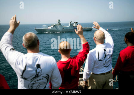 Arabischen Golf (5. Mai 2017) Segler wave an die dänische Fregatte HDMS Peter Willemoes (F 362) als Er fährt den Persischen Golf an Bord der Flugzeugträger USS George H.W. Bush (CVN 77) (GHWB). GHWB ist in den USA der 5. Flotte Bereich für Maßnahmen zur Erhöhung der Sicherheit des Seeverkehrs auf die Verbündeten und Partnern zu beruhigen bereitgestellt, und der Freiheit der Schiffahrt und des freien Handels in der Region erhalten. Stockfoto