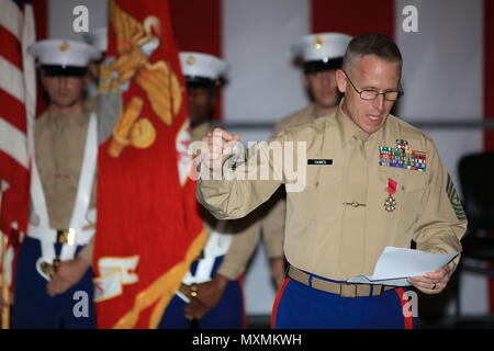 Die ausgehenden 9. Bezirk Marine Corps Sergeant Major, Sgt. Maj. John S. Hawes, Adressen service Mitglieder, Familien und Freunde nach seiner Pensionierung Zeremonie an Bord der Naval Station Great Lakes, Illinois, am Nov. 18, 2016. Hawes trug in der United States Marine Corps am 8. Juli 1986, und es hat nach 30 Jahren des engagierten Damen und Herren Service zurückgezogen. (U.S. Marine Corps Foto von Cpl. Zachery Martin/Freigegeben) Stockfoto