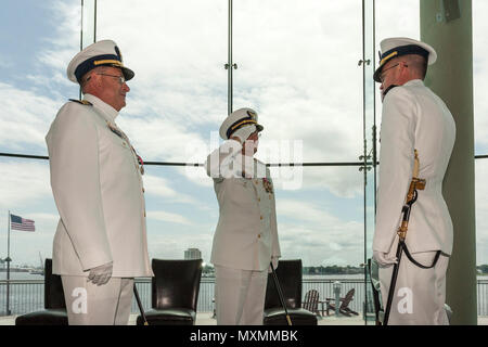 Norfolk, VA-Coast Guard hinten Adm. Thomas Jones, stellvertretender Kommandant für die Mission unterstützen, überwacht der SILC-Change-of-Befehl Zeremonie an der Half Moon Kreuzfahrt und Feier in Norfolk, Virginia, 4. Mai 2017. Kapitän George Bonner Befehl während der Zeit aufgegeben, um Kapitän Wade Gesele - geehrt militärische Tradition gehalten, um einen nahtlosen Übergang zwischen den einzelnen Befehlen zu gewährleisten. Stockfoto