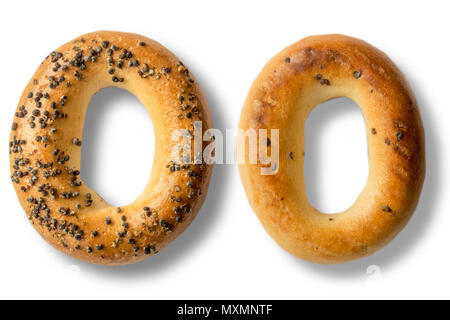 Closeup Bagel mit Mohn. Vorne und Hinten. Snack in Europa. Isoliert Foto auf dem weißen Hintergrund für den Standort über die Küche, das Essen, die Traditionen. Stockfoto