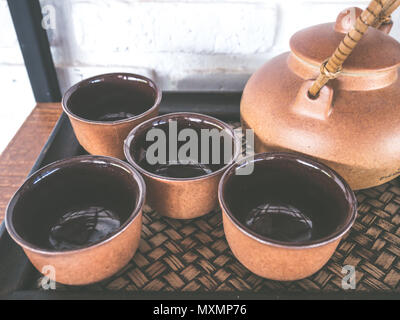 Antike Kultur wasser Topf für Gäste zu trinken. Thailändische Keramik Wasser pot. Stockfoto