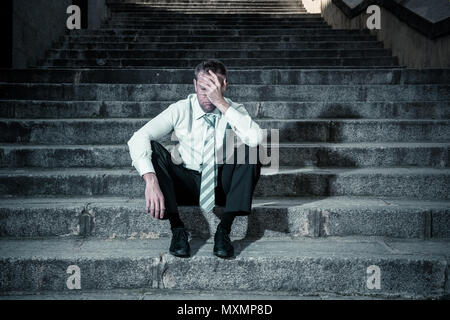 Young Business Mann in Depressionen sitzen auf der Straße Treppen leiden emotionale Schmerzen aufgegeben verloren weinend, Traurigkeit in einem seelischen Konzept Foto Stockfoto