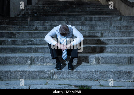 Young Business Mann in Depressionen sitzen auf der Straße Treppen leiden emotionale Schmerzen aufgegeben verloren weinend, Traurigkeit in einem seelischen Konzept Foto Stockfoto