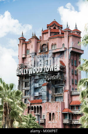 Hollywood Tower in Disney Hollywood Studios in Orlando, Florida. Keine Personen werden in diesem hellen, farbenfrohen Bild eines Lieblings Disney Achterbahn gezeigt. Stockfoto