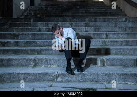 Young Business Mann in Depressionen sitzen auf der Straße Treppen leiden emotionale Schmerzen aufgegeben verloren weinend, Traurigkeit in einem seelischen Konzept Foto Stockfoto