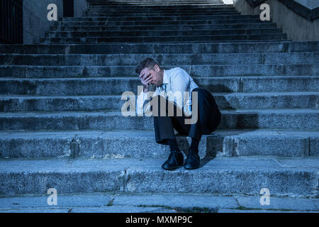 Young Business Mann in Depressionen sitzen auf der Straße Treppen leiden emotionale Schmerzen aufgegeben verloren weinend, Traurigkeit in einem seelischen Konzept Foto Stockfoto