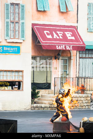 Leuchten, Motoren, Aktion! Stunt Show Spectacular, abgekündigt Stunt Show mit Mann in Flammen, Brennen, nur Stuntman im Rahmen. Disney Studios, Orlando, FL Stockfoto