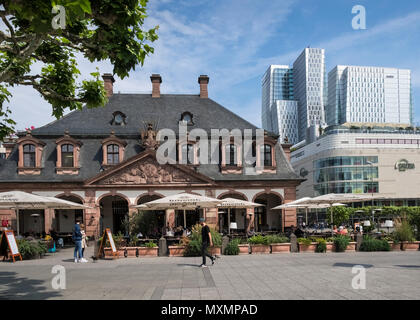 Die barocken Stil und beliebten Hauptwache cafe Gebäude (Wache), sitzt neben Neue, moderne Architektur, Frankfurt am Main, Hessen, Deutschland. Stockfoto