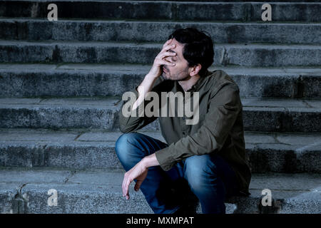 Latin Mann von der Arbeit sitzen auf Schritte außerhalb Gefühl Angst bei erwachsenen Ursache von Depressionen und Problem betonte im Wohnzimmer, die sie einsam, s Stockfoto