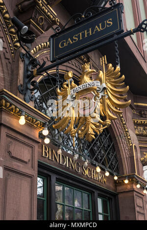 Kunstvoller Dekoration und Zeichen auf der Binding-Schirn Gasthaus in der historischen Altstadt (Altstadt) Stadtteil von Frankfurt am Main, Hessen, Deutschland Stockfoto