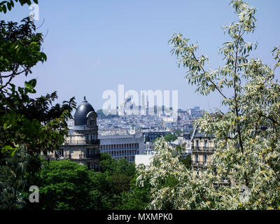 Parc des Buttes-Chaumont, Paris, mit Sacre Coeur im Hintergrund Stockfoto