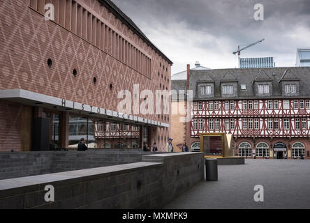 Die aussenfassade (in der Abbildung links) der neuen Messehalle, Teil des Historischen Museums, Römerberg, Frankfurt am Main, Hessen, Deutschland. Stockfoto