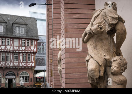 Skulpturale Artefakte außerhalb der neuen Ausstellungshalle der renovierte Historische Museum, Römerberg, Frankfurt am Main, Hessen, Deutschland angezeigt Stockfoto