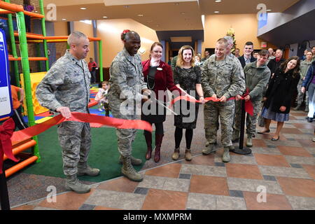 Führungskräfte aus den 319 Air Base Wing Aktivitäten der Gemeinschaft auf Grand Forks Air Force Base, N.D., Nov. 21, 2016 öffnen. Der CAC dient als Community Commons, die jetzt einen Indoor play Center, Spielfläche und Zuschauerraum. (U.S. Air Force Foto von Airman 1st Class Elijaih Tiggs) Stockfoto