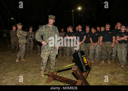 Us Marine Corps Brig. Gen. David W. Maxwell, Kommandierender General, 2. Marine Logistics Group (MLG), spricht mit dem Marinesoldaten und Matrosen der Schlacht Skills Training School (Bsts) auf Camp Lejeune, N.C., Nov. 17, 2016. Die Mitarbeiter nahmen an der 2. MLG Gruppe Wettbewerb das allgemeine Vertrauen, Zusammenhalt zu erhöhen, und die Moral von Marinesoldaten und Matrosen. (U.S. Marine Corps Foto von Lance Cpl. Tyler W. Stewart/Freigegeben) Stockfoto