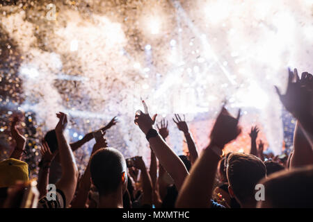 Portrait der glücklichen Menge genießen Musik Festival Stockfoto