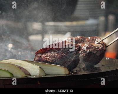 Verschiedene köstliche gegrillte Fleisch mit Gemüse über die Kohlen im Grill. BBQ Stockfoto