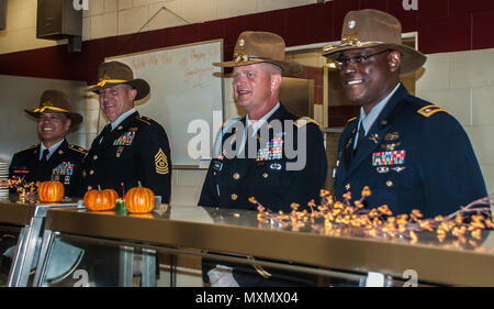 FORT IRWIN, Calif.-- Führer aus dem 11 Armored Cavalry Regiment weiterhin die Armee Tradition des Dienens Thanksgiving Essen in Fort Irwin Soldaten im Speisesaal Nr. 2, November 22, 2016. Führer von National Training Center und 11. ACR, serviert saftige Thanksgiving Essen in einem Akt, die reich an Tradition und Wertschätzung für diesen Service Mitglieder und Familienangehörige, die Visionen und Missionen ihrer Führer gewidmet. (U.S. Armee Foto von Pvt. Austin Anyzeski, 11. ACR) Stockfoto