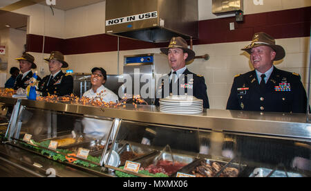 FORT IRWIN, Calif.-- Führer aus dem 11 Armored Cavalry Regiment nehmen Sie sich einen Moment Zeit, um die 11 ACR-Song, Allons zu singen, zwischen dem Dienst Thanksgiving Essen in Fort Irwin Soldaten im Speisesaal Nr. 2, November 22, 2016. Führer von National Training Center und 11. ACR, serviert saftige Thanksgiving Essen in einem Akt, die reich an Tradition und Wertschätzung für diesen Service Mitglieder und Familienangehörige, die Visionen und Missionen ihrer Führer gewidmet. (U.S. Armee Foto von Pvt. Austin Anyzeski, 11. ACR) Stockfoto