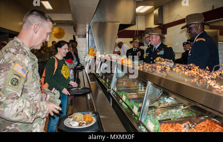 FORT IRWIN, Calif.-- Führer aus dem 11 Armored Cavalry Regiment weiterhin die Armee Tradition des Dienens Thanksgiving Essen in Fort Irwin Familie Mitglieder und Soldaten im Speisesaal Nr. 2, November 22, 2016. Führer von National Training Center und 11. ACR, serviert saftige Thanksgiving Essen in einem Akt, die reich an Tradition und Wertschätzung für diesen Service Mitglieder und Familienangehörige, die Visionen und Missionen ihrer Führer gewidmet. (U.S. Armee Foto von Pvt. Austin Anyzeski, 11. ACR) Stockfoto