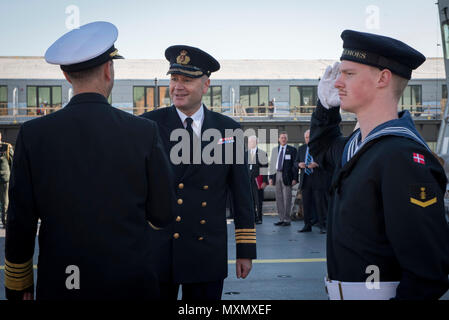 161118-N-ES 994-039 BALTIMORE (Nov. 18, 2016) Chef der Naval Operations (CNO) Adm. John Richardson besucht HDMS Peter Willemoes (F 362) der Royal Danish Navy und traf mit seinem dänischen Amtskollegen hinten Adm. Frank Trojahn, Leiter des militärischen Personals. Richardson überprüft Möglichkeiten des neuen Fregatte und diskutiert Möglichkeiten für eine engere Zusammenarbeit und Partnerschaften. (U.S. Marine Foto von Chief Petty Officer Elliott Fabrizio/Freigegeben) Stockfoto