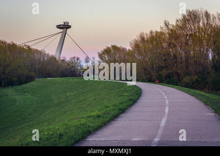 Die meisten SNP-Brücke der Slowakischen Nationalen Aufstandes allgemein als UFO-Brücke in Bratislava, Slowakei bekannt Stockfoto