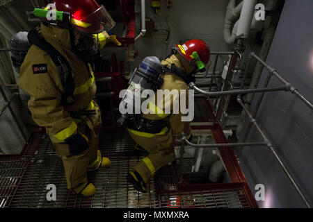 161114-N-HV 059-041 karibische Meer (Nov. 14, 2016) Segler auf USS Zumwalt (DDG 1000) bewegen Sie sich durch die wichtigsten Maschinen Zimmer ein, um den Standort eines Feuer während eines General Quarters Übung zugewiesen. Mit Crew von 147 Segler, Zumwalt ist das Typschiff einer Klasse von Zerstörern der nächsten Generation konzipiert Seemacht, indem Sie kritische Missionen und die Verbesserung der US-Abschreckung, die Projektion und das Meer steuern Ziele zu stärken. (U.S. Marine Foto von Petty Officer 2. Klasse Sonja Wickard/Freigegeben) Stockfoto