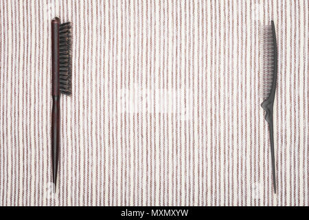 Zwei verschiedene professionelle Haarbürsten Stockfoto