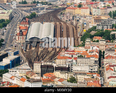 PRAGUE, CZE - Mai, 19, 2018. Luftaufnahme auf Prag Hauptbahnhof Hlavni Nadrazi, den größten und verkehrsreichsten Bahnhof 1871 eröffnet in Prag Stockfoto