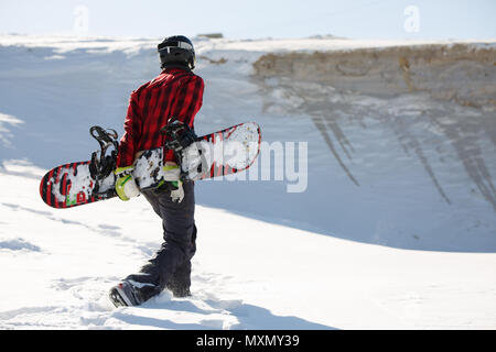Foto von der Rückseite der Mann mit Snowboard Stockfoto