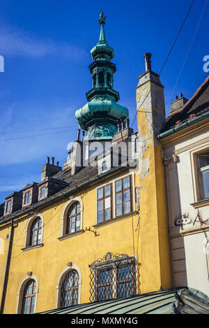 Blick von oberhalb des Barbican Bratislava Wassergraben mit Turm von Michael's Gate, Teil der mittelalterlichen Stadtbefestigung, Altstadt in Bratislava, Slowakei Stockfoto