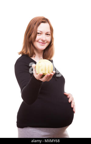 Studio Foto der schwangeren Frau mit einem Apfel in der Hand Stockfoto