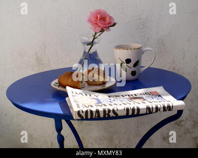 Croissant und Kaffee kontinentales Frühstück in schattigen Ecke Stockfoto