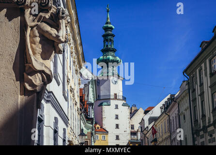 Turm von Michael's Gate, Teil der mittelalterlichen Stadtbefestigung auf die Altstadt in Bratislava, Slowakei, Ansicht von Michalska Straße Stockfoto