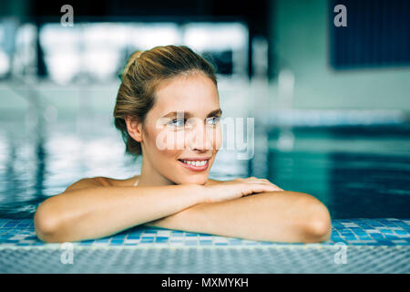 Porträt der schönen Frau Entspannen im Schwimmbad Stockfoto