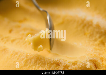 Schaufeln mit Löffel orange Sorbet Stockfoto