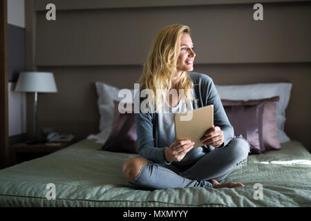 Portrait von attraktiven Frau im Hotel Zimmer Stockfoto