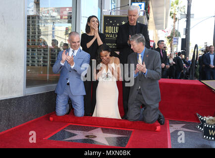 Zoe Saldana geehrt mit einem Stern auf dem Hollywood Walk of Fame Mit: Mitch O'Farrell, Mila Kunis, James Cameron, Zoe Saldana, Leron Gubler Wo: Hollywood, California, United States Wenn: 03. Mai 2018 Credit: FayesVision/WENN.com Stockfoto