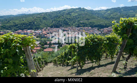 Italien, Panorama der Weinberge des Piemont: Langhe-Roero und Monferrato auf der Liste des Weltkulturerbes der UNESCO: Blick von Santo Stefano Belbo, Piemont, Italien Stockfoto